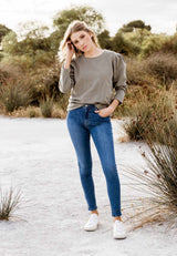 Elwood skinny ankle jean light size 6-8 lifestyle 2