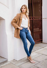 Elwood skinny jean light size 6-8 lifestyle 1