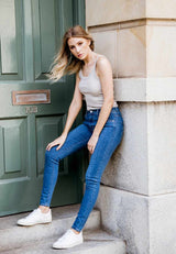 Elwood skinny jean light size 6-8 lifestyle 4