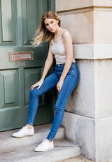 Elwood skinny jean light size 6 lifestyle